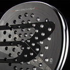 Detail Bullpadel Hack 04 26 padelracket – hybride vorm met 18K Aluminized Carbon, Multieva-kern en 3D Grain voor power en controle in counterattacks.