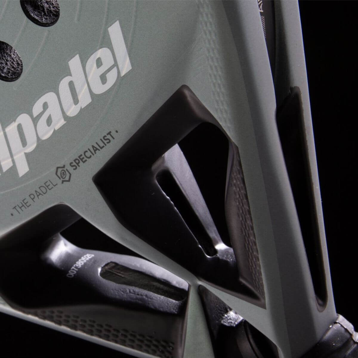 Detail Bullpadel Hack 04 2026 padelracket – diamantvormig racket in zwart met grijs-blauwe accenten, ruwe 3D Grain-afwerking en hoog balanspunt voor maximale power en spin.