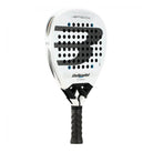 Schuin vooraanzicht van het Bullpadel Vertex 05 2026 padelracket – diamantvormig racket in zwart-witdesign, met ruwe Top Spin-afwerking en geavanceerde technologieën voor power en controle.