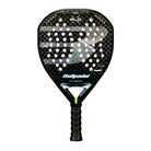 Vooraanzicht Bullpadel XPLO 2026 padelracket – geometrisch gevormd racket in zwart/grijs modern design met Xtend Carbon 12K en 3D Grain-afwerking voor ultieme kracht en spin.