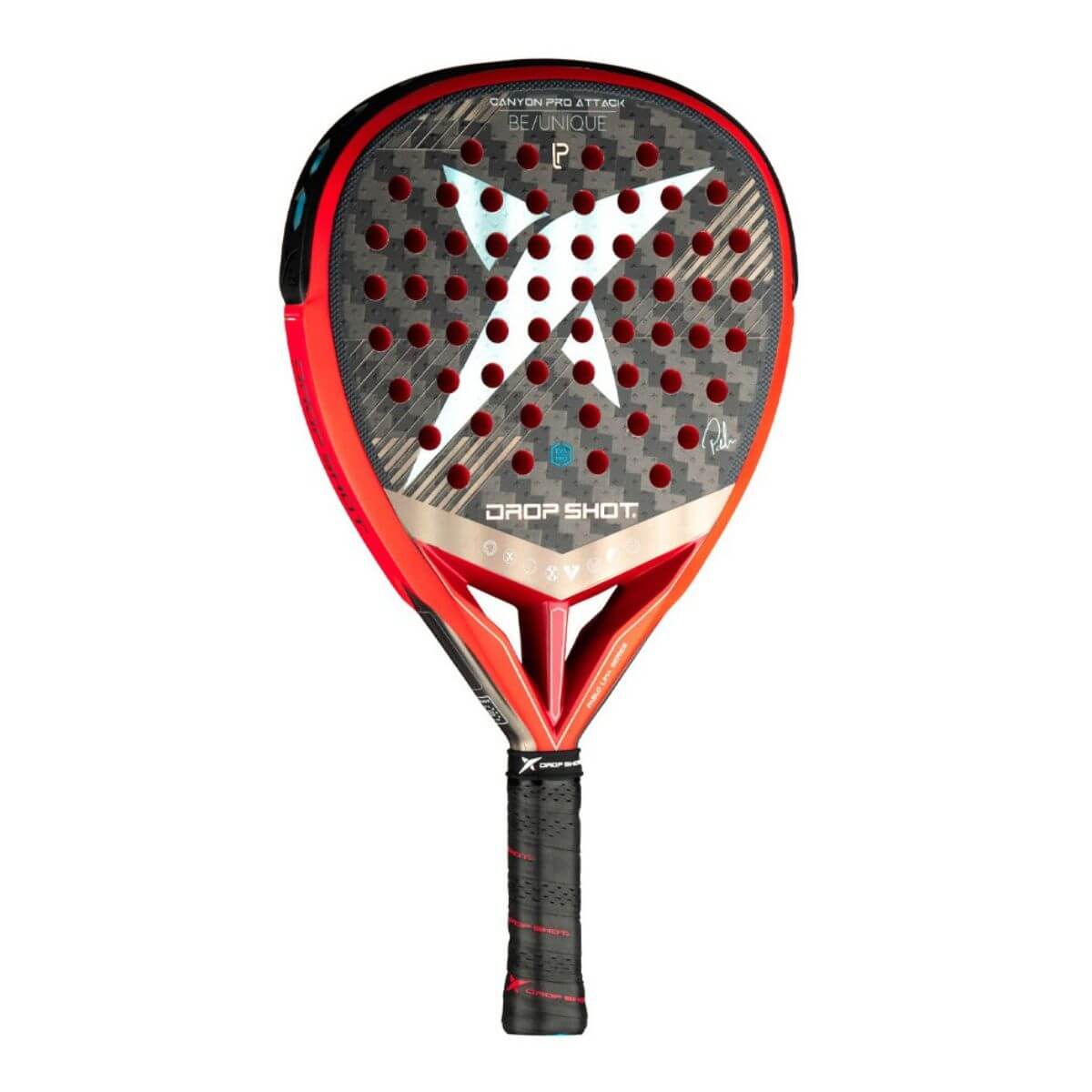 Schuin vooraanzicht Drop Shot Canyon Pro Attack 24 padelracket, diamantvormig blad in zwart-rood design met 24K carbon details.