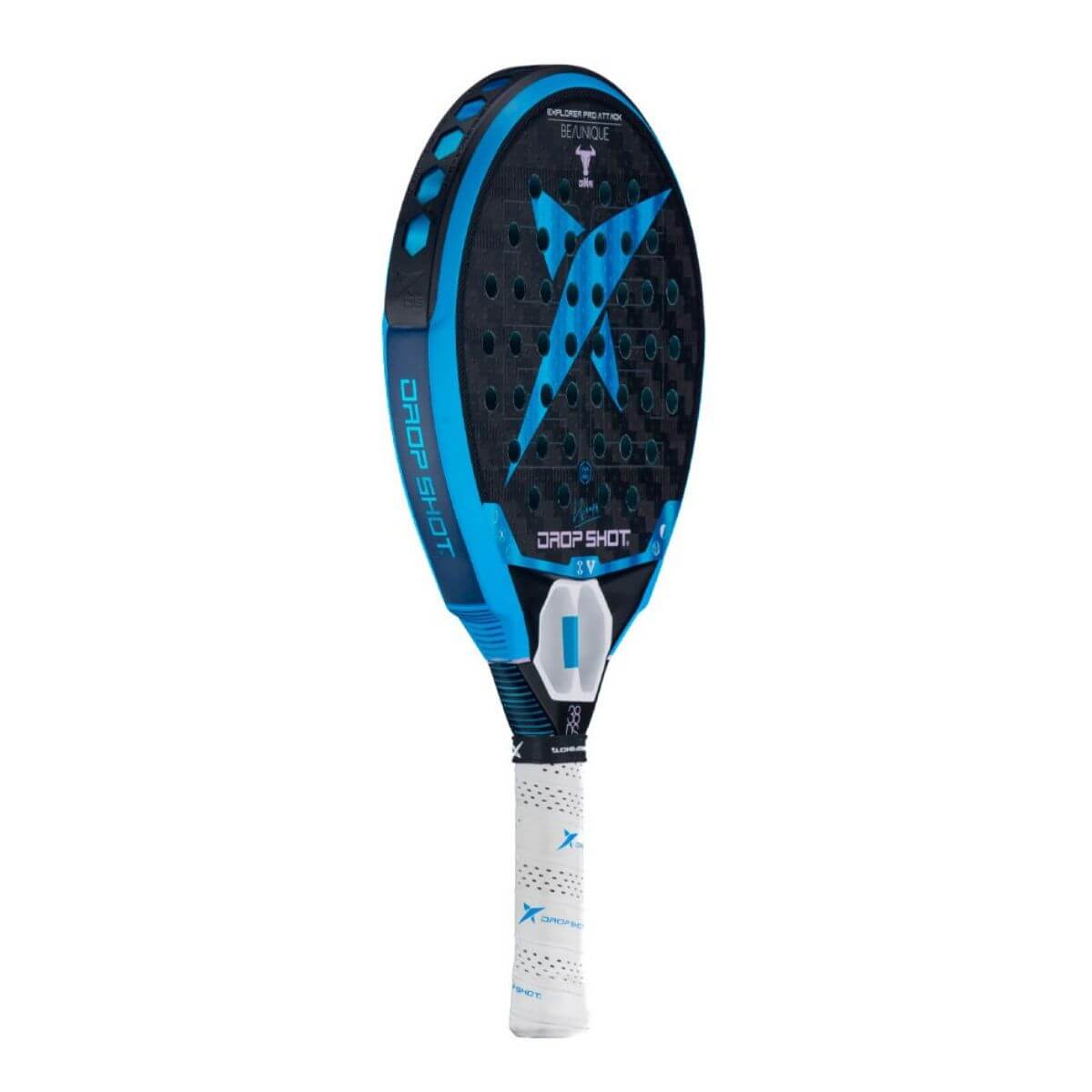 Schuin vooraanzicht Drop Shot Explorer Pro Attack 24 padelracket, diamantvormig zwart-blauw design met 12K carbonstructuur.