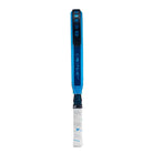 Zijkant Drop Shot Explorer Pro Attack 24 padelracket, diamantvormig zwart-blauw design met 12K carbonstructuur.