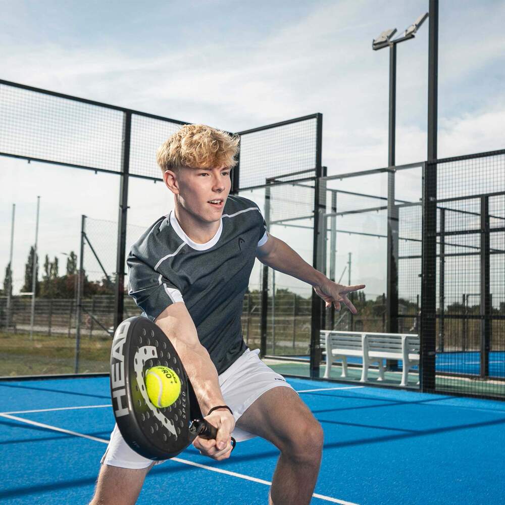 Een padelspeler op een padelveld die een bal raakt met de nieuwe padel racket Head Speed Pro.