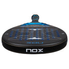 Bovenaanzicht zwart padel racket NOX AT10 Pro Cup Soft 2026 met licht blauwe details