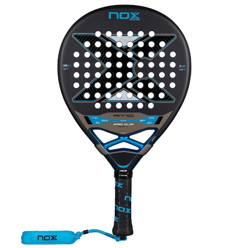 Vooraanzicht zwart padel racket NOX AT10 Pro Cup Soft 2026 met licht blauwe details