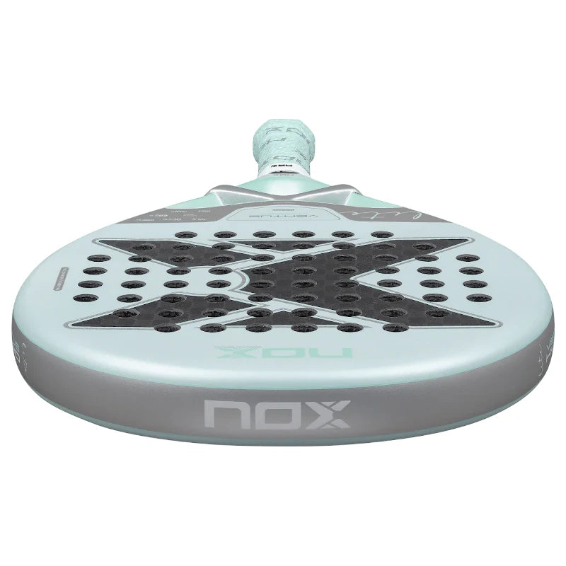 Bovenaanzicht Nox Ventus Hybrid 12K Lite 2026 – Lichtgewicht professioneel padelracket met 12K Carbon, MLD Black EVA-kern en 3D Dual Spin-textuur.