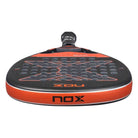 Bovenaanzicht van de Nox AT10 Genius Attack 12K 2025 padelracket, diamantvormig blad met zwart design en gouden details, voorzien van het witte Nox-logo centraal op het slagoppervlak.