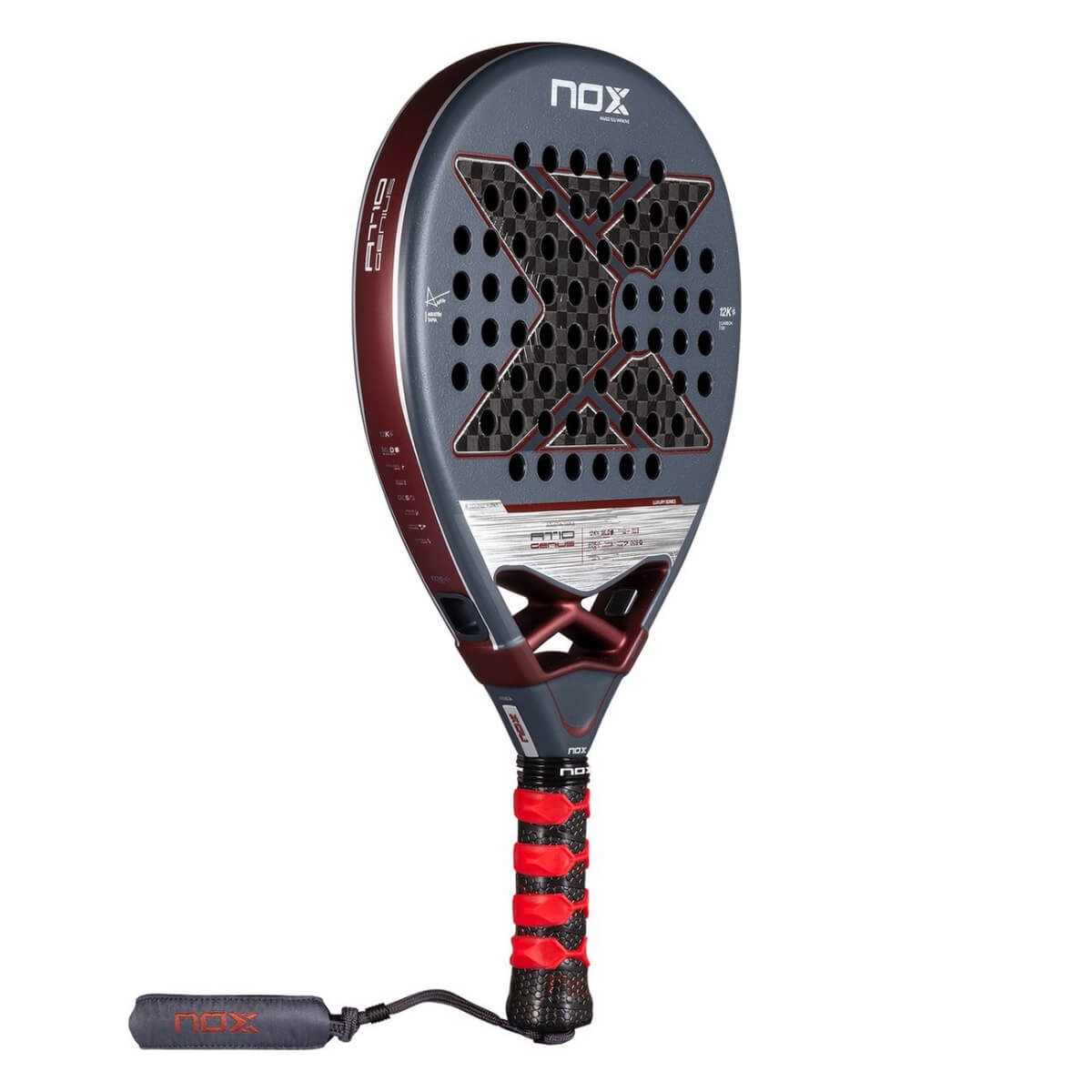 Grijs NOX AT10 Genius 12K 2025 padelracket met zwart X-logo van NOX, schuin vooraanzicht met druppelvormig ontwerp en hoogwaardige afwerking