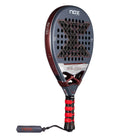 Grijs NOX AT10 Genius 12K 2025 padelracket met zwart X-logo van NOX, schuin vooraanzicht met druppelvormig ontwerp en hoogwaardige afwerking