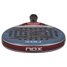 Grijs NOX AT10 Genius 12K 2025 padelracket met zwart X-logo van NOX, bovenaanzicht met druppelvormig ontwerp en hoogwaardige afwerking