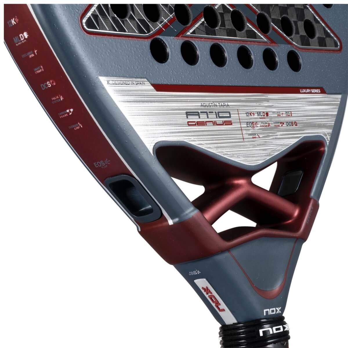 Grijs NOX AT10 Genius 12K 2025 padelracket met zwart X-logo van NOX, vooraanzicht met druppelvormig ontwerp en hoogwaardige afwerking