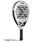Schuin vooraanzicht licht grijze padel racket Nox Genius 12k 2027