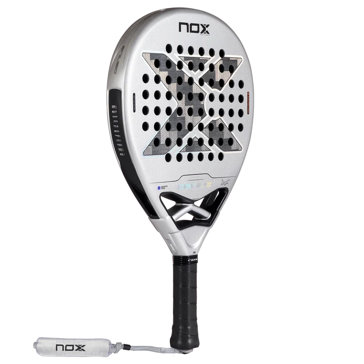 Schuin vooraanzicht licht grijze padel racket Nox Genius 12k 2027