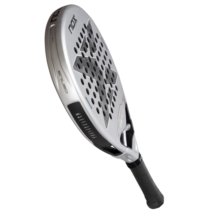 Schuin bovenaanzicht licht grijze padel racket Nox Genius 12k 2027