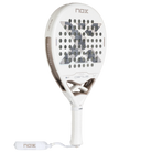 Schuin vooraanzicht wit padel racket Nox Genius 12k Lite 2027 met licht grijs Nox logo en bronzen details rond de rand van de kader