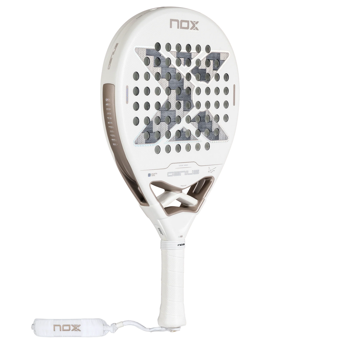 Schuin vooraanzicht wit padel racket Nox Genius 12k Lite 2027 met licht grijs Nox logo en bronzen details rond de rand van de kader