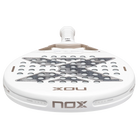 Bovenaanzicht wit padel racket Nox Genius 12k Lite 2027 met licht grijs Nox logo en bronzen details rond de rand van de kader