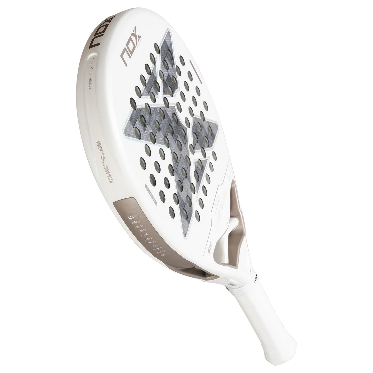 Schuin bovenaanzicht wit padel racket Nox Genius 12k Lite 2027 met licht grijs Nox logo en bronzen details rond de rand van de kader