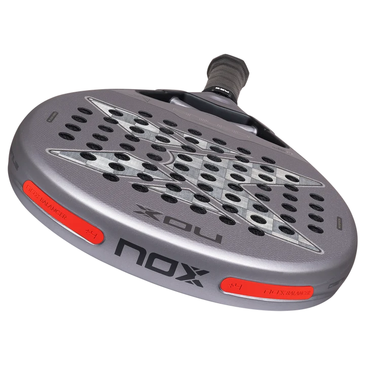 Gewichten bovenaan licht grijs padel racket Nox Genius 18k 2027
