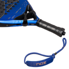 Handvat blauw padel racket Nox Ventus Hybrid 12k 2027 by Edu Alonso met afneembaar koordje