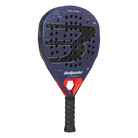 Schuin vooraanzicht blauwe padel racket met een zwarte B op het slagoppervlak, oranje accent net boven het handvat en een zwart handvat.