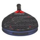 Bovenaanzicht blauwe padel racket met een zwarte B op het slagoppervlak, oranje accent net boven het handvat en een zwart handvat.
