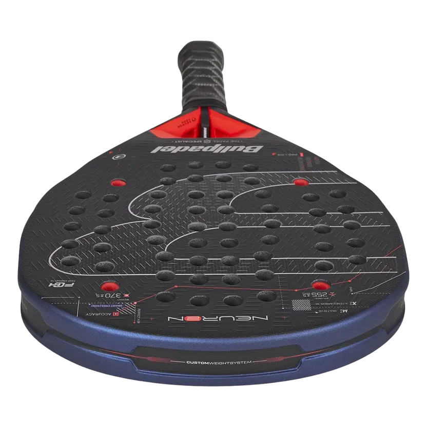 Bovenaanzicht blauwe padel racket met een zwarte B op het slagoppervlak, oranje accent net boven het handvat en een zwart handvat.