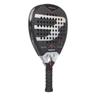 Schuin vooraanzicht donker grijze padel racket met wit B logo op het slagoppervlak