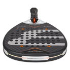 Bovenaanzicht donker grijze padel racket met wit B logo op het slagoppervlak