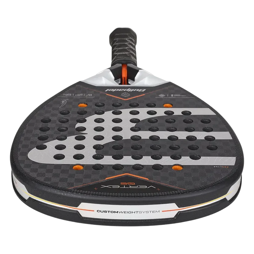 Bovenaanzicht donker grijze padel racket met wit B logo op het slagoppervlak