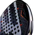 Detail slagoppervlak donker grijze padel racket met wit B logo op het slagoppervlak