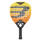 Vooraanzicht Bullpadel Vertex 05 Geo 2027 gele padel racket met oranje accenten en zwart Bullpadel logo.