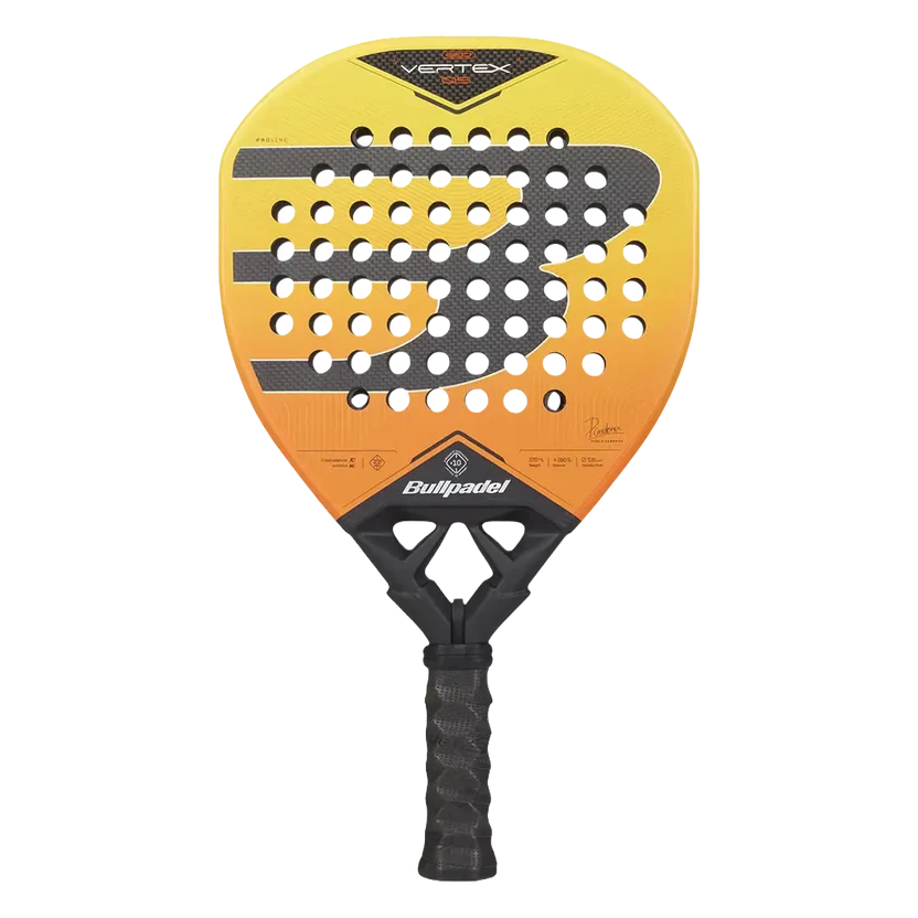 Vooraanzicht Bullpadel Vertex 05 Geo 2027 gele padel racket met oranje accenten en zwart Bullpadel logo.