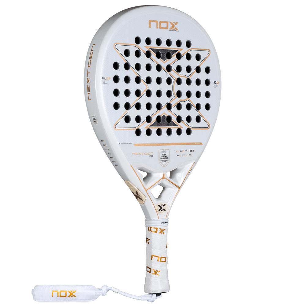 Schuin vooraanzicht witte Nox padel racket met gouden accenten in het logo.