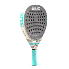 Schuin vooraanzicht Siux Valkiria Pro 2026 – Ontworpen met Sofía Araújo. Dames padelracket met 24K Carbon, EVA High Density-kern en 3D-sand finish