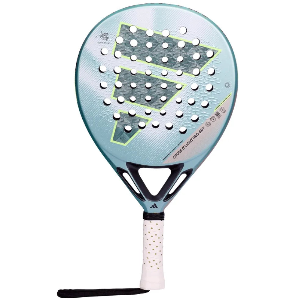 Vooraanzicht padel racket Adidas Cross It Light Pro EDT 2026, lichtblauw racket met grijs blauw Adidas logo met fluo gele details en wit handvat