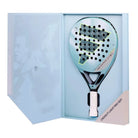 Schuin vooraanzicht doos padel racket Adidas Cross It Light Pro EDT 2026, lichtblauw racket met grijs blauw Adidas logo met fluo gele details en wit handvat