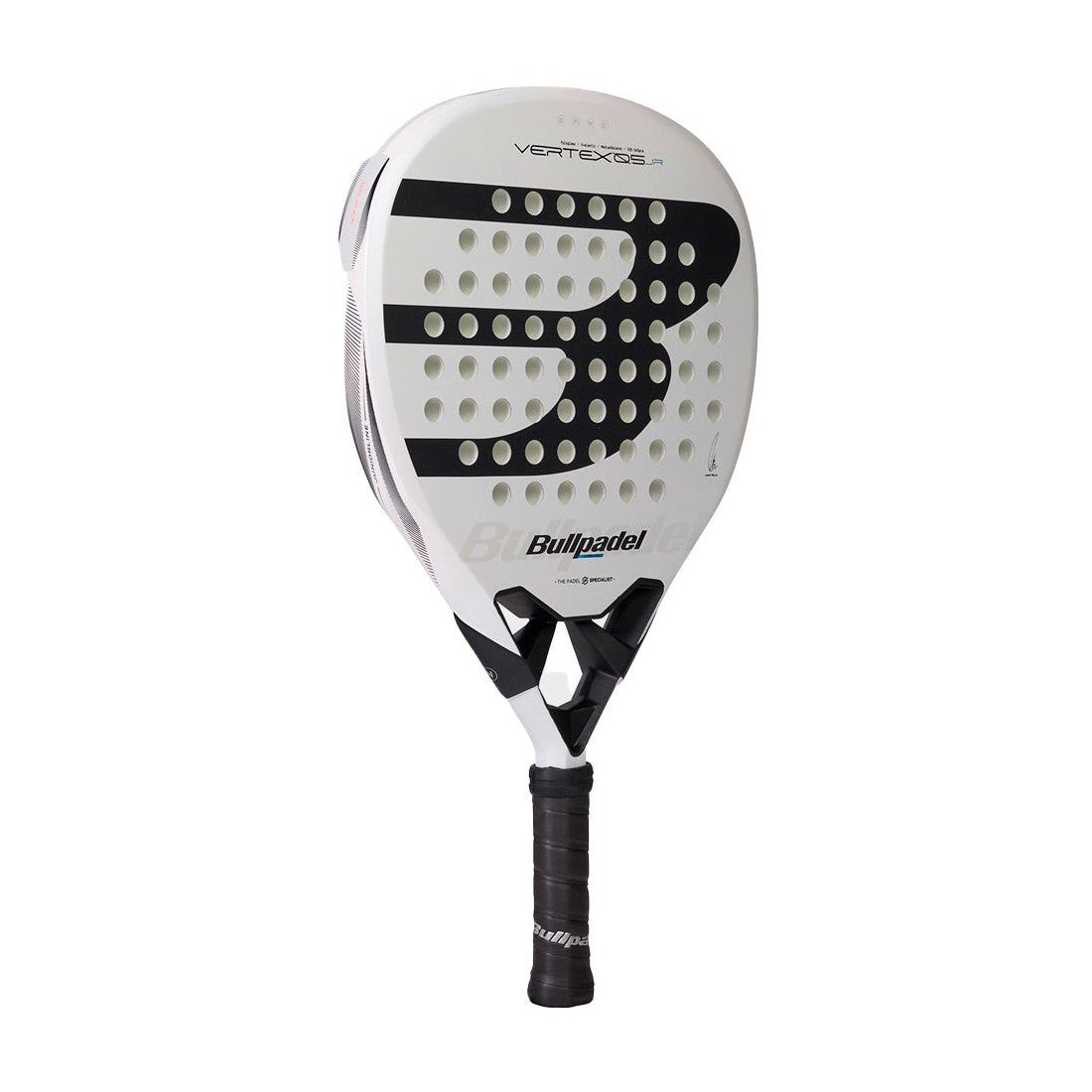 Schuin voraanzicht witte Bullpadel Vertex Jr Boy 2026 padel racket met zwart logo.