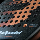 Bullpadel Vertex 04 Hybrid 25 padel racket zwart met oranje logo close-up slagoppervlak