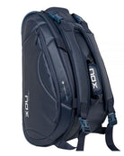 Donker blauwe padeltas met wit Nox logo op de zijkant, aanzicht schuin links boven