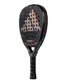 Schuin vooraanzicht links Adidas Metalbone HRD+ 2026: diamantvormige power racket met Carbon Aluminized 16K, EVA High Memory en verstelbaar Weight & Balance System. 