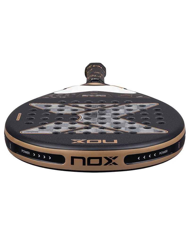 Bovenaanzicht Nox AT10 Genius 18K Alum 2026 – Agustín Tapia Edition. Traanvormig padelracket met 18K Aluminized Carbon en Dual Spin-afwerking voor kracht en controle.