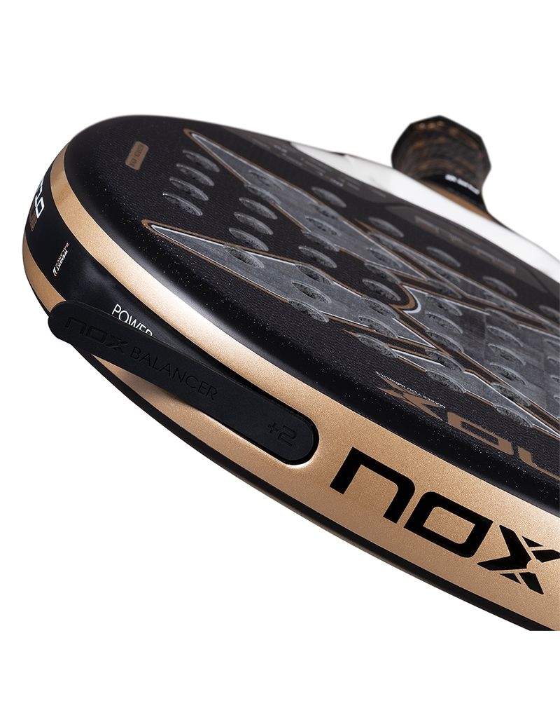 Bovenaanzicht Nox AT10 Genius 18K Alum 2026 – Agustín Tapia Edition. Traanvormig padelracket met 18K Aluminized Carbon en Dual Spin-afwerking voor kracht en controle.