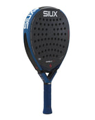 Schuin vooraanzicht Siux Diablo Pro 2026 Royal Blue | Traanvormig padelracket met 24K Carbon TeXtreme, EVA Pro-kern en 3D-textuur. 