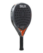 Schuin vooraanzicht Siux Pegasus Pro 2026 Lava Orange | Professioneel padelracket met 12K Carbon, EVA Pro-kern en 3D-textuur. 