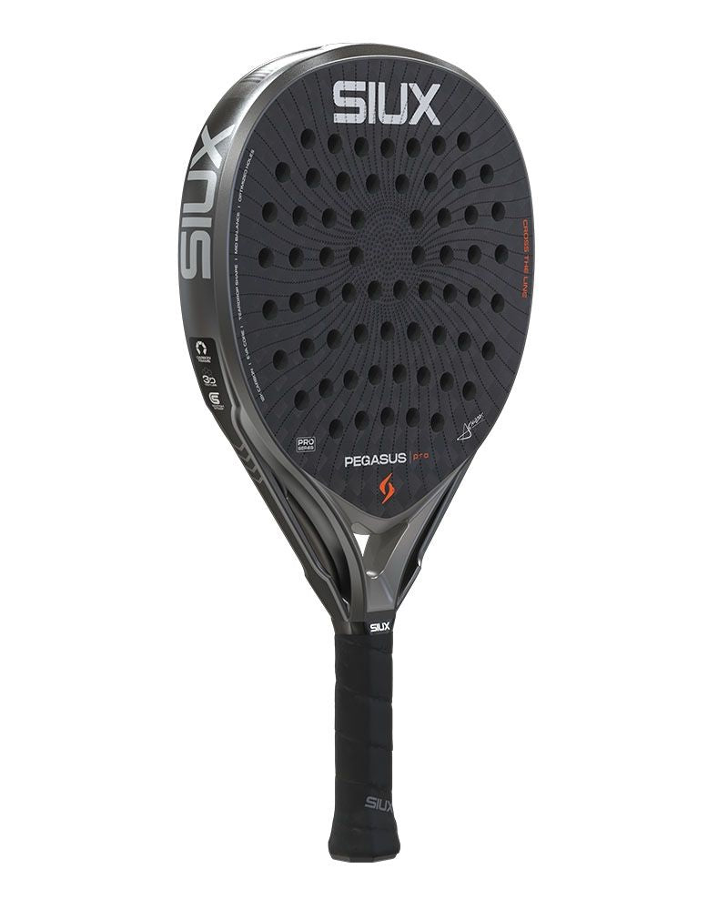 Schuin vooraanzicht Siux Pegasus Pro 2026 Storm Grey | Professioneel padelracket met 12K Carbon