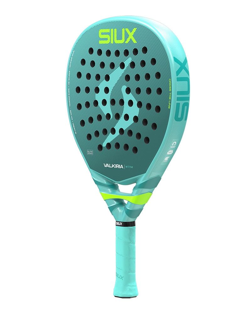 Schuin vooraanzicht Siux Valkiria Elite 2026 – licht dames padelracket met 3K Carbon, EVA Soft-kern en medium balans. Perfecte mix van power, controle en comfort. Appelblauwzeegroen van kleur met fel groene accenten.