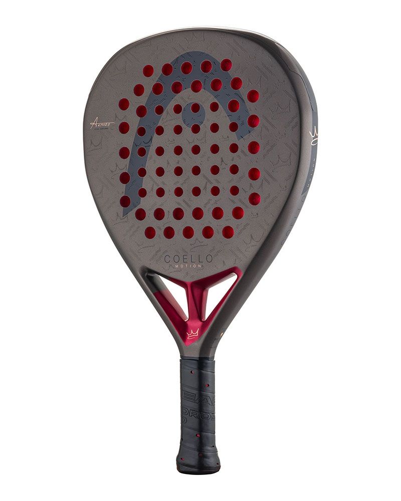 Schuin vooraanzicht Head Coello Motion 2026 donker grijs padel racket met zwart Head logo en rode accenten.