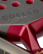 Detail woorden Coello Pro op Head Coello Pro 2026 donker grijs padel racket met zwart Head logo en rode accenten.